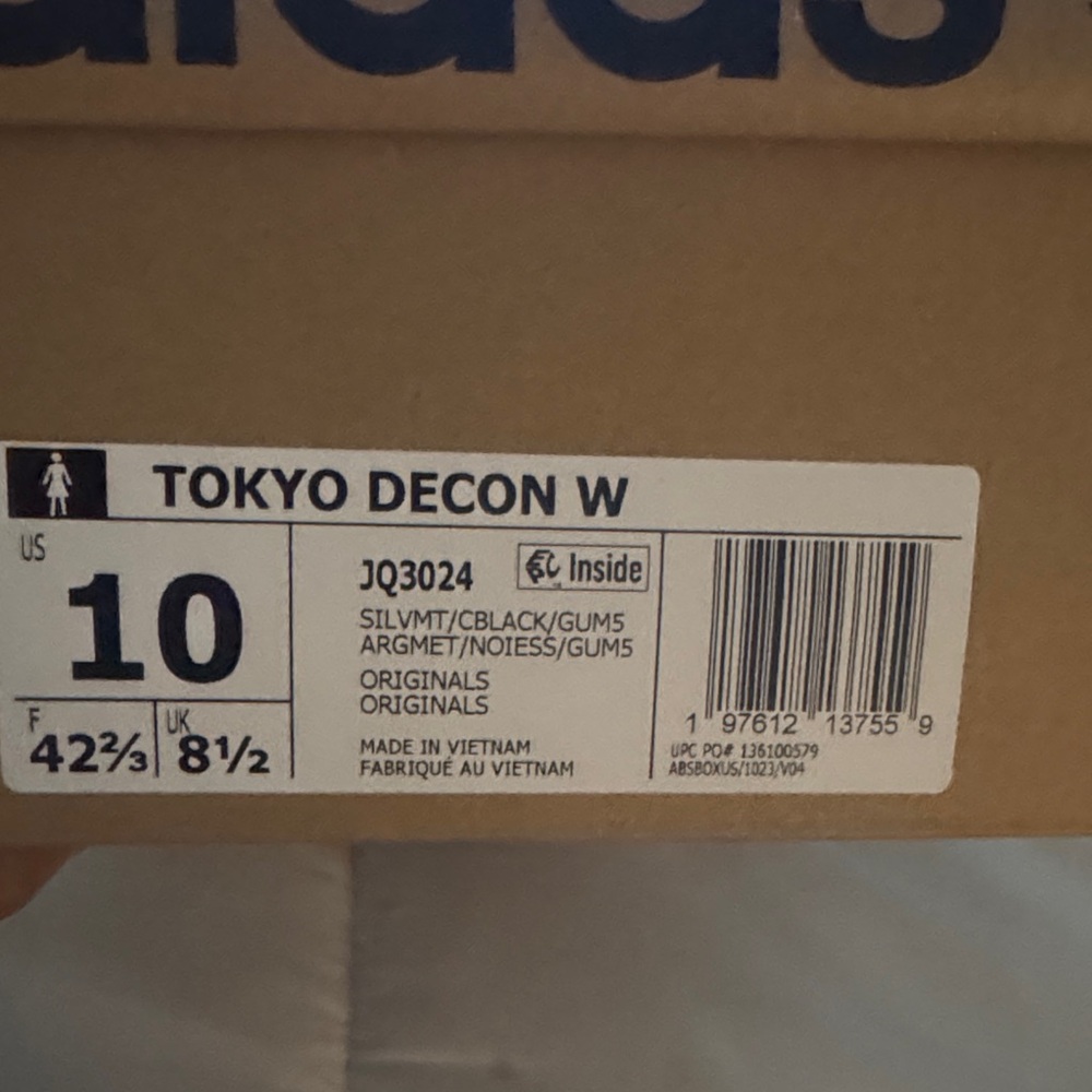 Adidas Tokyo Decon W in Silver and Black